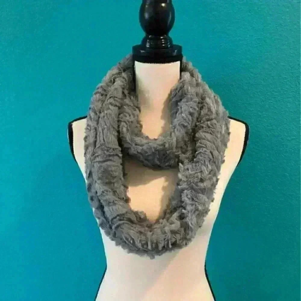 โญ๏ธ Blue star clothing company fuzzy infinite scarf